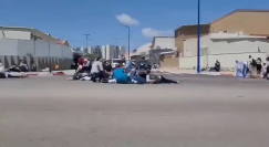  مشاركون في مسيرة للمطالبة باعادة الاستيطان بغزة ينبطحون أرضاً اثر دوي صفارات الانذار 